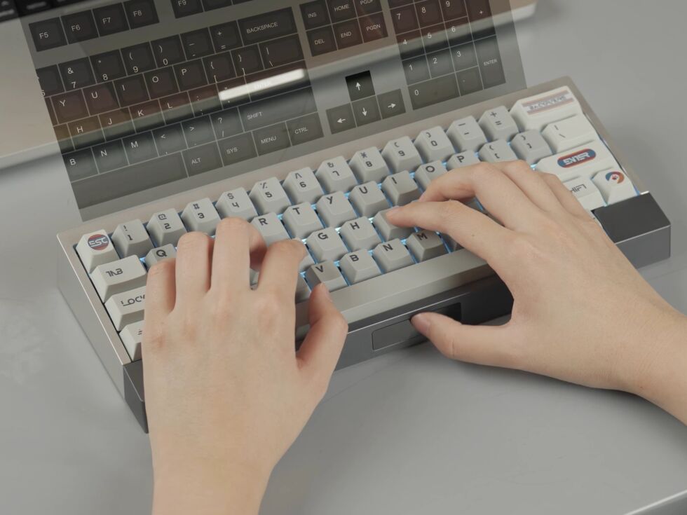 O AM Compact Touch do Angry Miao economiza espaço substituindo as teclas de seta por um touchpad controlado pelo polegar.