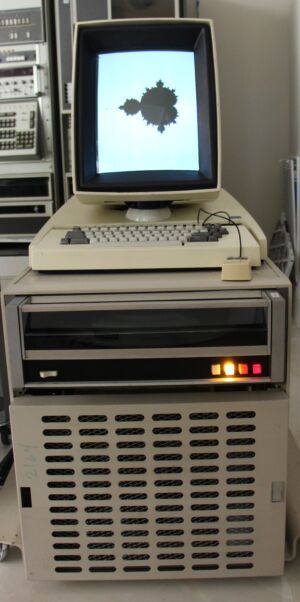 Um Xerox Alto restaurado, ainda executando o código em 2017. 