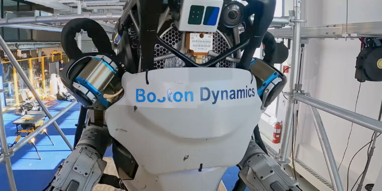 Atlas de Boston Dynamics essaie le travail d'inventaire et s'améliore dans le levage