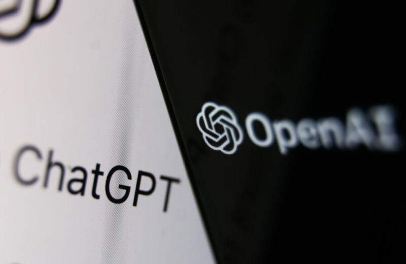 نشان‌واره OpenAI روی صفحه گوشی و وب‌سایت ChatGPT روی صفحه لپ‌تاپ نمایش داده می‌شود.