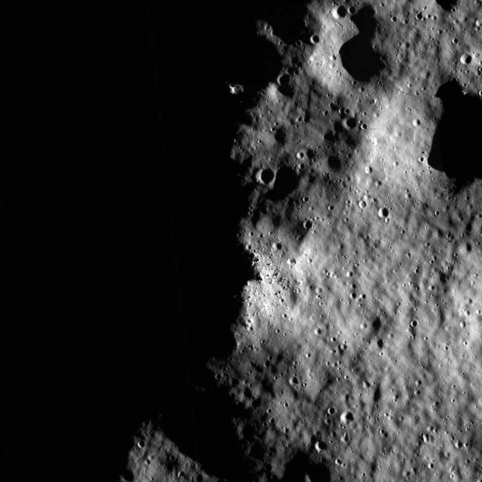 2009년 Lunar Reconnaissance Orbiter가 획득한 첫 번째 이미지의 일부입니다. 이 지역은 달의 남극 근처에 있는 Shackleton 분화구의 가장자리를 보여줍니다.