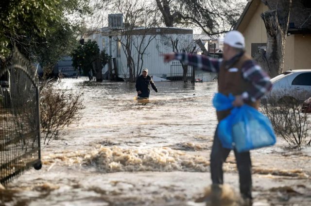 Los residentes se apresuraron a recuperar sus pertenencias cuando las aguas crecieron en Merced, California, el 10 de enero de 2023.