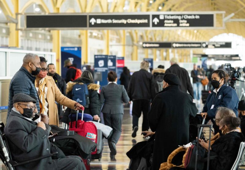 مسافران با تأخیر در ترمینال فرودگاه ملی ریگان منتظر می مانند.