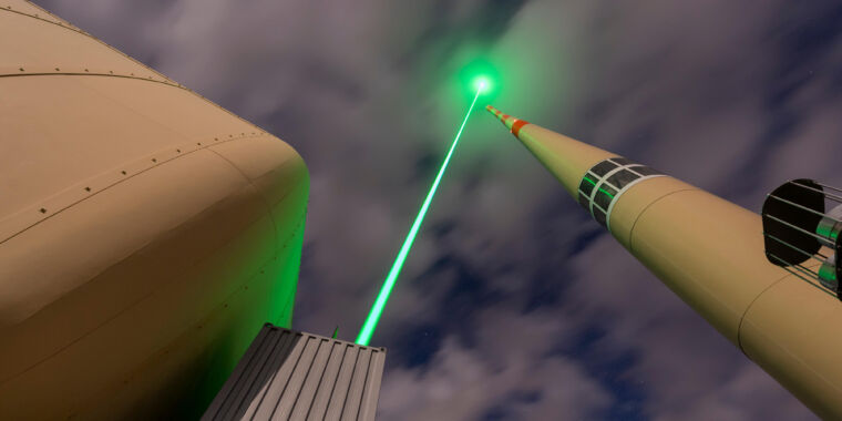 Лазеры, используемые для направления ударов молнии в безопасную цель