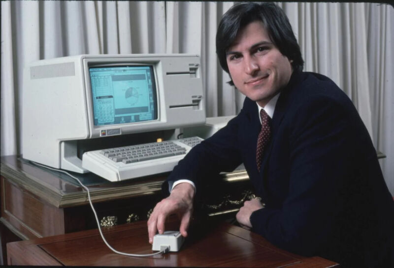 Steve Jobs posando con Lisa en 1983. 