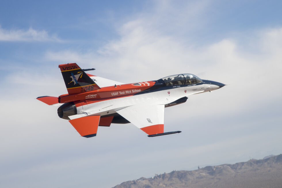 Roger Tanner et Bill Gray pilotent le NF-16 Variable Stability In-Flight Simulator Test Aircraft (VISTA) de Hill Air Force Base, Utah, à Edwards AFB le 30 janvier 2019, après avoir reçu des modifications et un nouveau schéma de peinture. 
