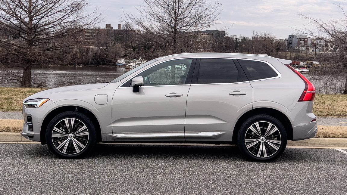 The Volvo XC60 Recharge benefits from bigger hybrid battery - Ars