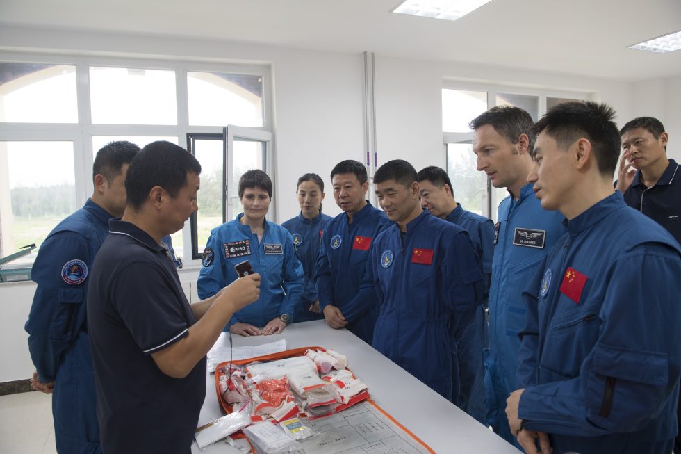 Les astronautes de l'ESA Samantha Cristoforetti et Matthias Maurer ont rejoint leurs collègues chinois à Yantai, en Chine, pour participer à une formation de survie en mer, en août 2017.