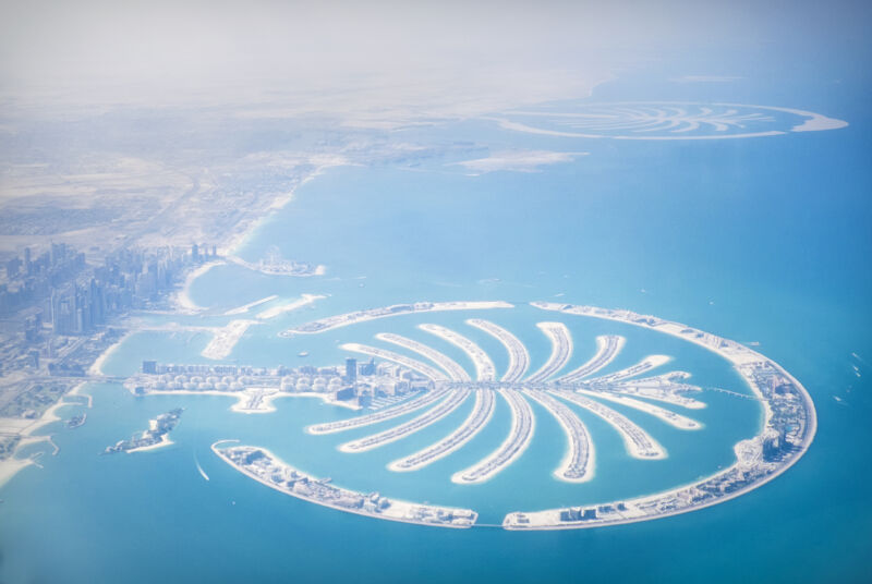 Image of an artificial island shaped like a palm tree.