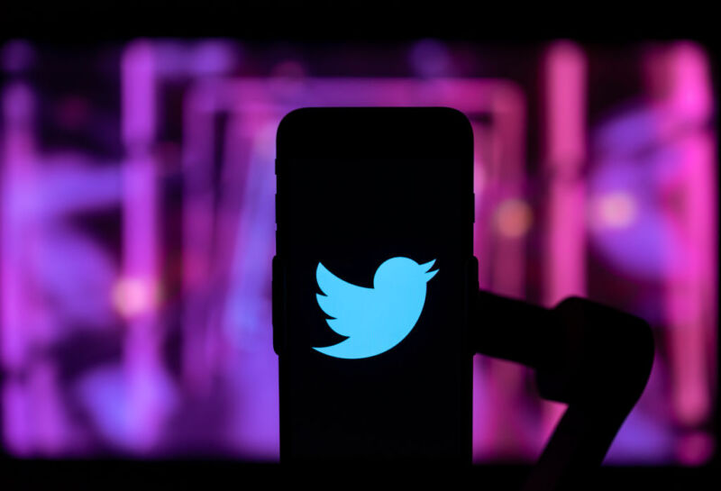 Twitter experiencing international outages; most users can’t tweet or DM [Updated]