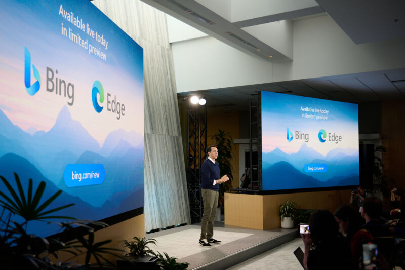 Yusuf Mehdi, vicepresidente del grupo de dispositivos y vida moderna de Microsoft, habla durante un evento en la sede de la compañía en Redmond, Washington, el martes.