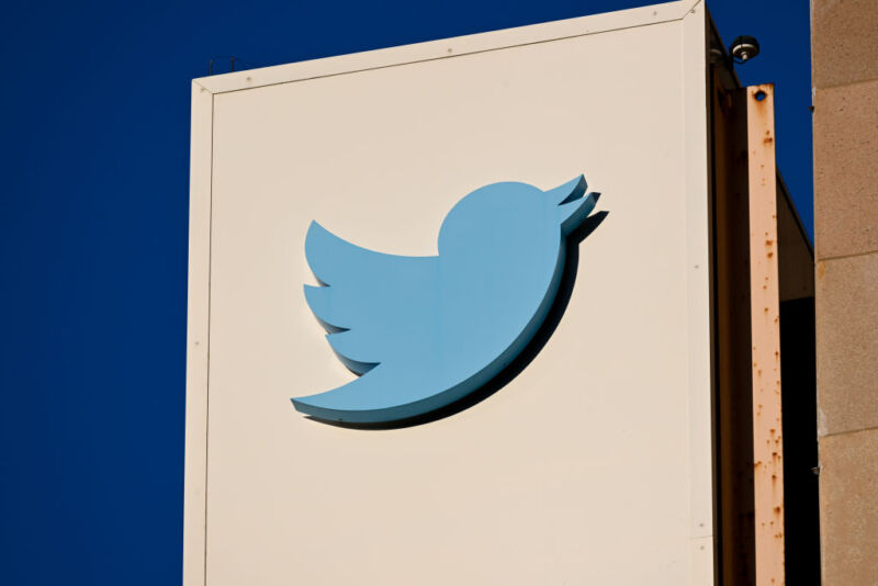 Report: More Twitter drama after Slack shutdown; employees play hooky