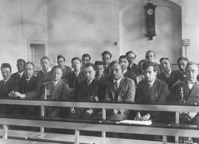 I partecipanti alla Conferenza di Copenaghen del 1930. Niels Bohr è il secondo da sinistra in prima fila e Werner Heisenberg è seduto a destra.