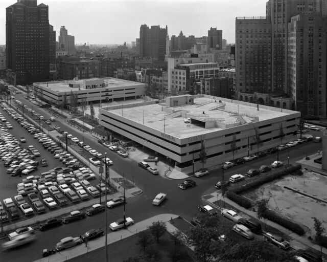 Les garages de stationnement et les parkings, comme ceux représentés au centre-ville de Chicago sur une photographie aérienne de 1956, sont devenus une caractéristique essentielle du développement urbain américain du XXe siècle.