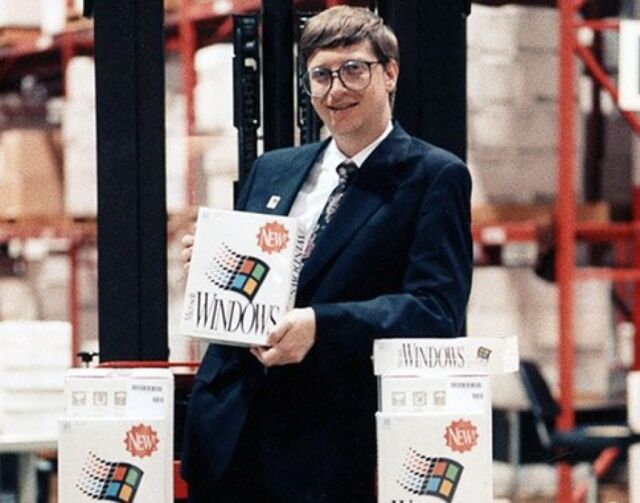 El ex CEO de Microsoft, Bill Gates, posa con una copia cubierta de Windows 3.0, alrededor de 1990.