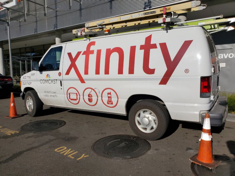 Une camionnette de service Comcast garée avec le 