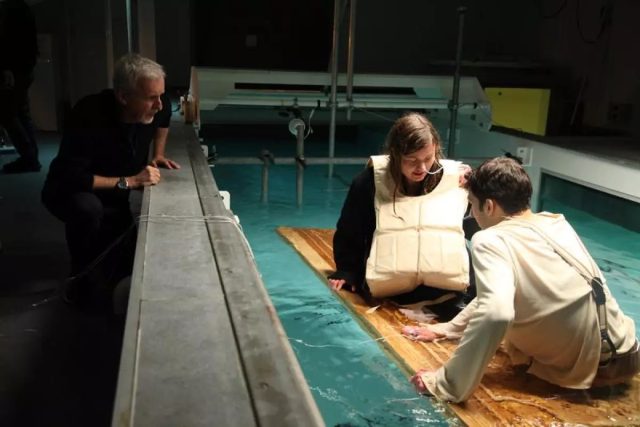 James Cameron supervisa una recreación fría y húmeda de Jack y Rose en una balsa improvisada.