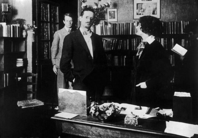 James Joyce avec Sylvia Beach, propriétaire de la librairie parisienne Shakespeare and Company, en mars 1930. Beach fut le premier à publier <em>Ulysse</em> en 1922. 