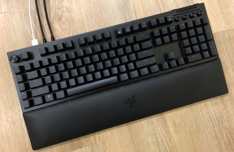 Teclado Razer Mecanico Blackwidow V4 Pro (Clicky and tactile