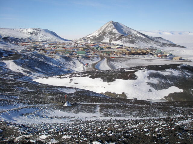 Hut Ridge Trail and McMurdo Station. 