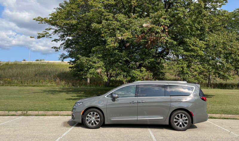 Chrysler deals minivan electric