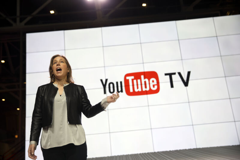 Susan Wojcicki a lancé l'un des nouveaux secteurs verticaux de l'entreprise, YouTube TV, en 2017. 