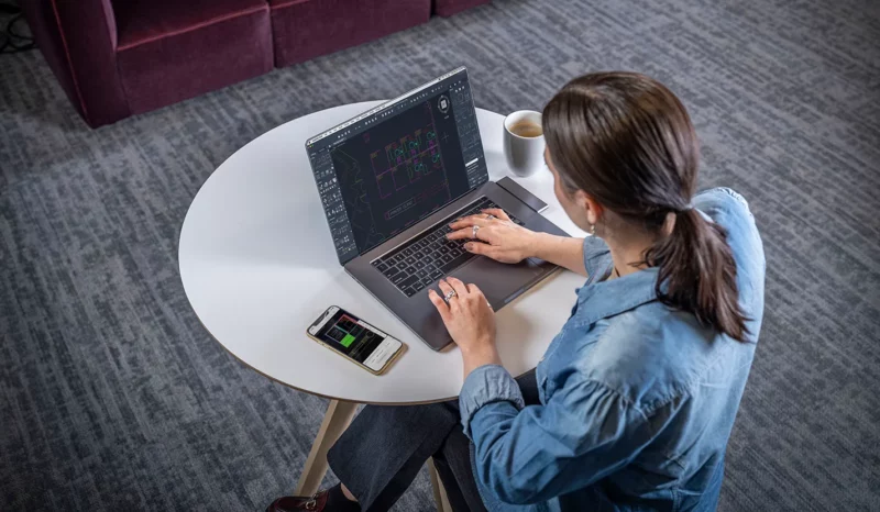 Nesta imagem promocional da Autodesk, uma mulher usa o AutoCAD em um MacBook Pro.