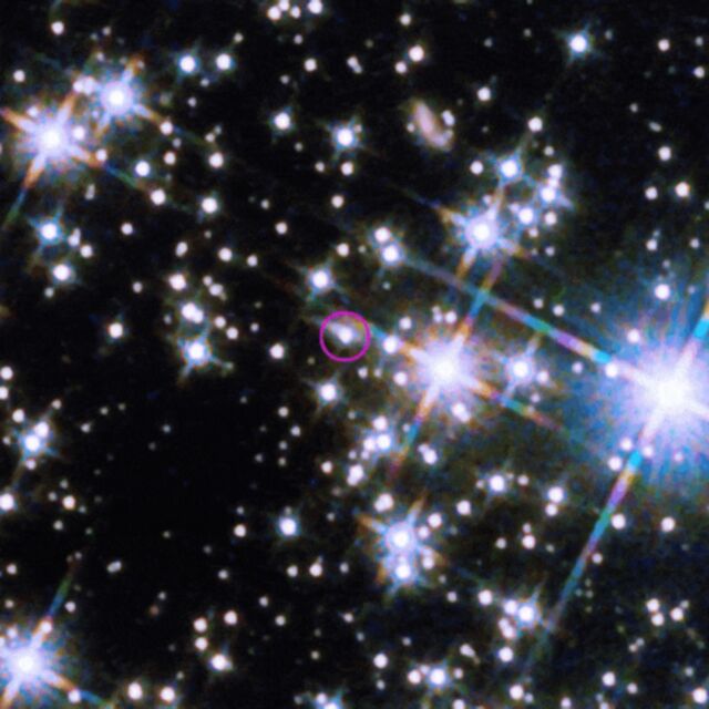 كشفت الكاميرا واسعة المجال 3 الخاصة بتلسكوب هابل الفضائي عن توهج الأشعة تحت الحمراء (المحاط بدائرة) لمركبة BOAT GRB والمجرة المضيفة.