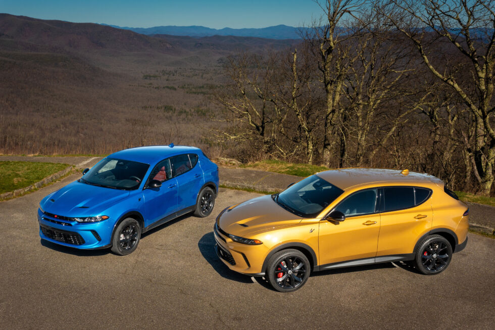2024 Dodge Hornet R/T (left), shown in Blu Bayou, and 2023 Dodge Hornet GT, shown in Acapulco Gold.