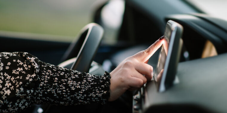 Très peu de consommateurs veulent des abonnements dans leur voiture, selon une enquête
