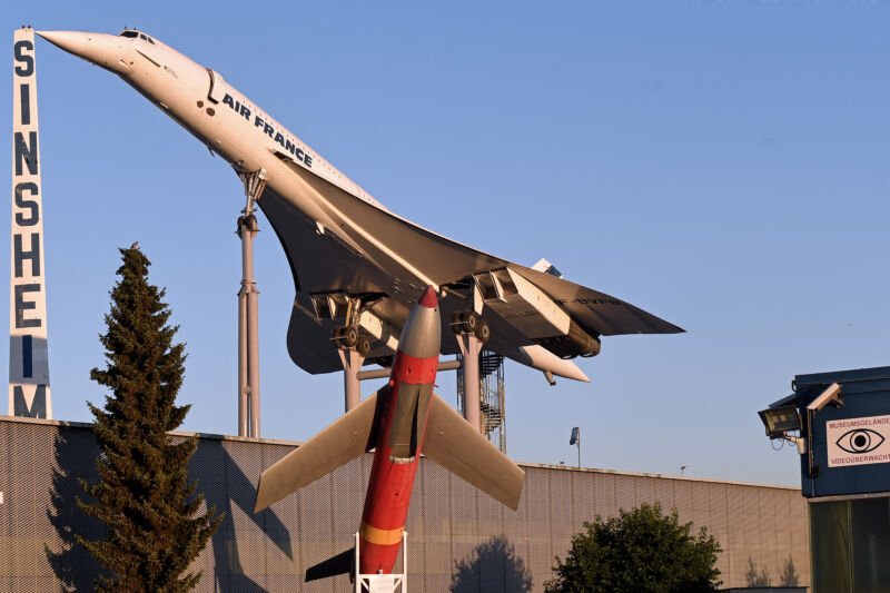 Image of a supersonic jet airliner.