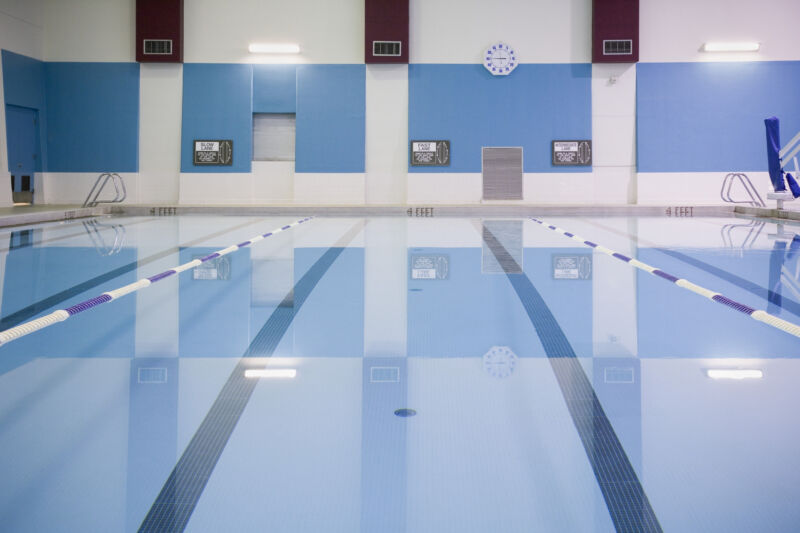 Piscina cubierta con marcadores de carril