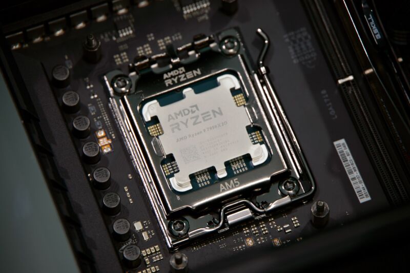 AMD 的锐龙 9 7950X3D。