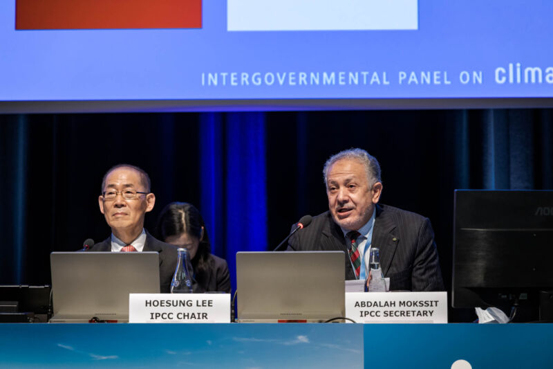 IPCC chair Hoesung Lee and IPCC secretary Abdalah Moksitt