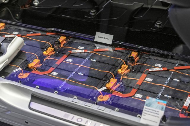 A cutaway of the Hyundai Ioniq 6 battery pack