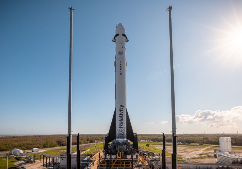 El cohete Terran 1 visto en la plataforma de lanzamiento en Cabo Cañaveral.