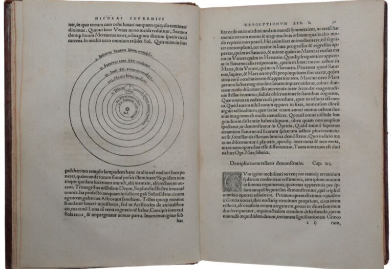 Nicolaus Copernicus zorgde voor een revolutie in de wetenschap met de publicatie van <em>De Revolutionibus Orbium Celestium</em> in 1543.”/><figcaption class=