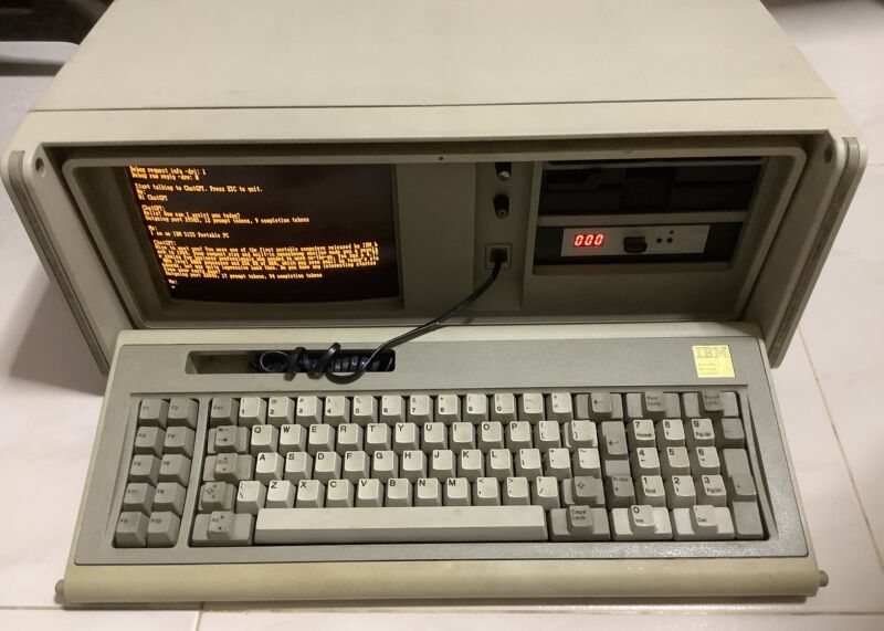 Una foto de una computadora IBM PC 5155 que ejecuta un cliente ChatGPT escrita por Yeo Kheng Meng.