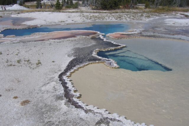 Dvojni bazen v zgornjem gejzirskem bazenu v nacionalnem parku Yellowstone.