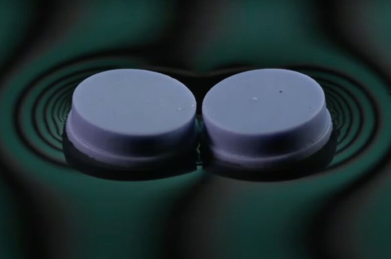Znanstveniki z Univerze Brown so uporabili dva 3D-natisnjena plastična diska, da bi raziskali učinek Cheerios.