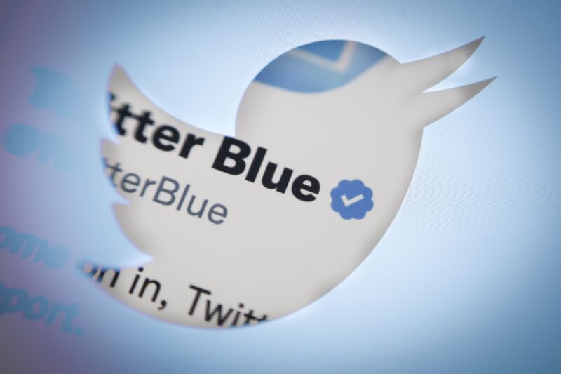 Vista de primer plano de la cuenta oficial de Twitter Blue con la marca de verificación verificada.