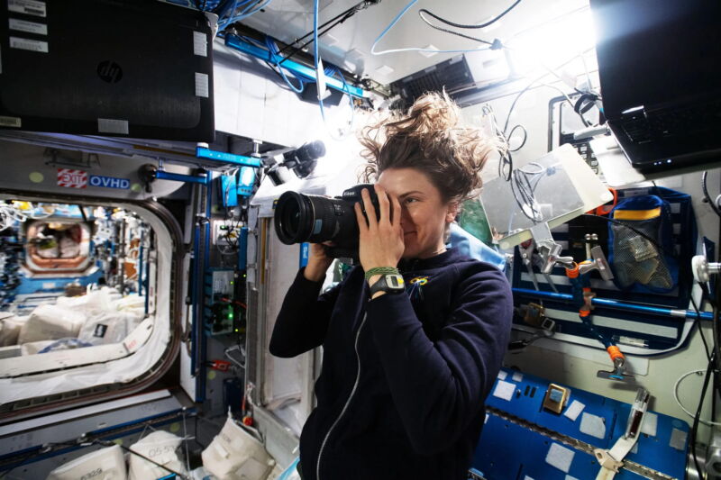 Die Astronautin Kayla Barron fotografiert in einem ISS-Modul.