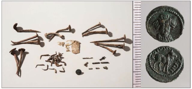 从现场回收的物品不仅包括弯曲的钉子，还包括一个小玻璃烧瓶的碎片和一枚公元 2 世纪的硬币。