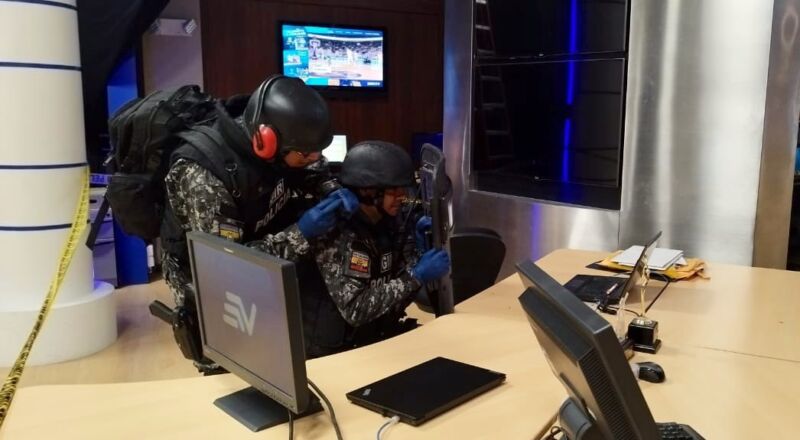 Policía ecuatoriana en una estación de medios con un escudo