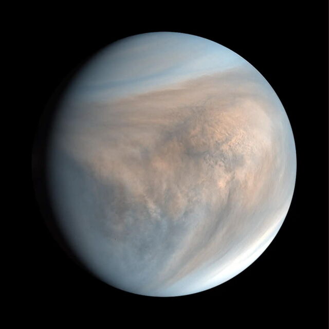 Venus visto en luz ultravioleta por la nave espacial japonesa Akatsuki en diciembre de 2016. No se puede ver la superficie.