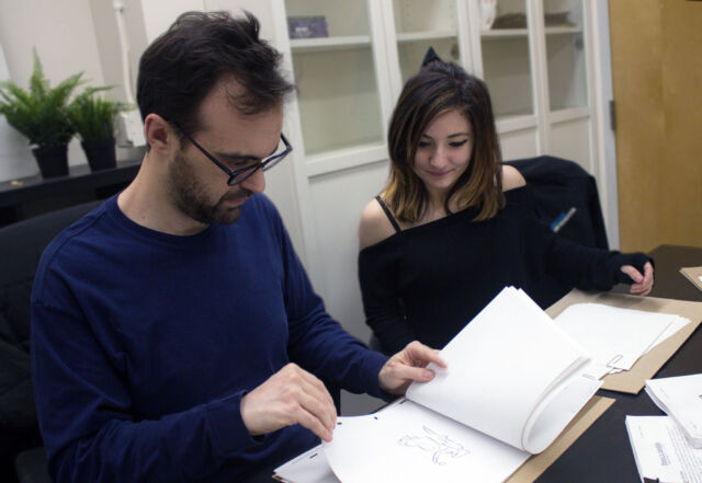 Lewin (kanan) dan co-director Frank Cifaldi mempelajari materi arsip di perpustakaan Video Game History Foundation.