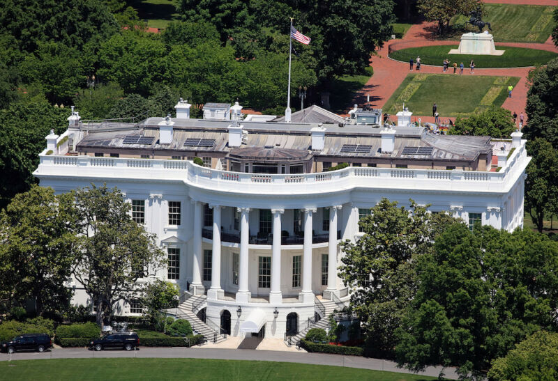 Vista aérea de la Casa Blanca en 1600 Pennsylvania Avenue y Lafayette Square, Washington DC, Estados Unidos.