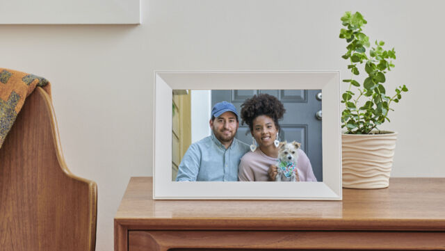 The Carver model of Aura Frame is an affordable entry into the premium digital photo frame space.