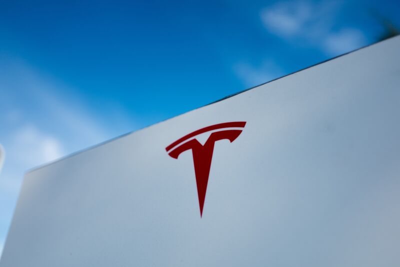 Schließen -up des Logos von Tesla Motors vor einem strahlend blauen Himmel in Pleasanton, Kalifornien, 2018