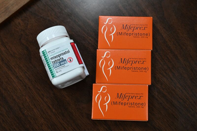 Mifepristona (Mifeprex) y misoprostol, los dos medicamentos utilizados en un aborto con medicamentos, se ven en la Clínica Reproductiva de Mujeres, que brinda servicios legales de aborto con medicamentos, en Santa Teresa, Nuevo México, el 17 de junio de 2022. 